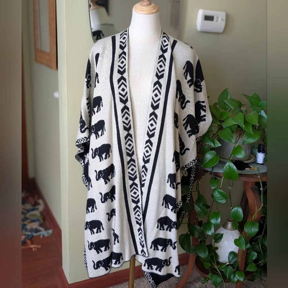 Black & Cream Elephant Pattern Boho Aztec Reversible Knit Sweater Wrap - Picture 8 of 16